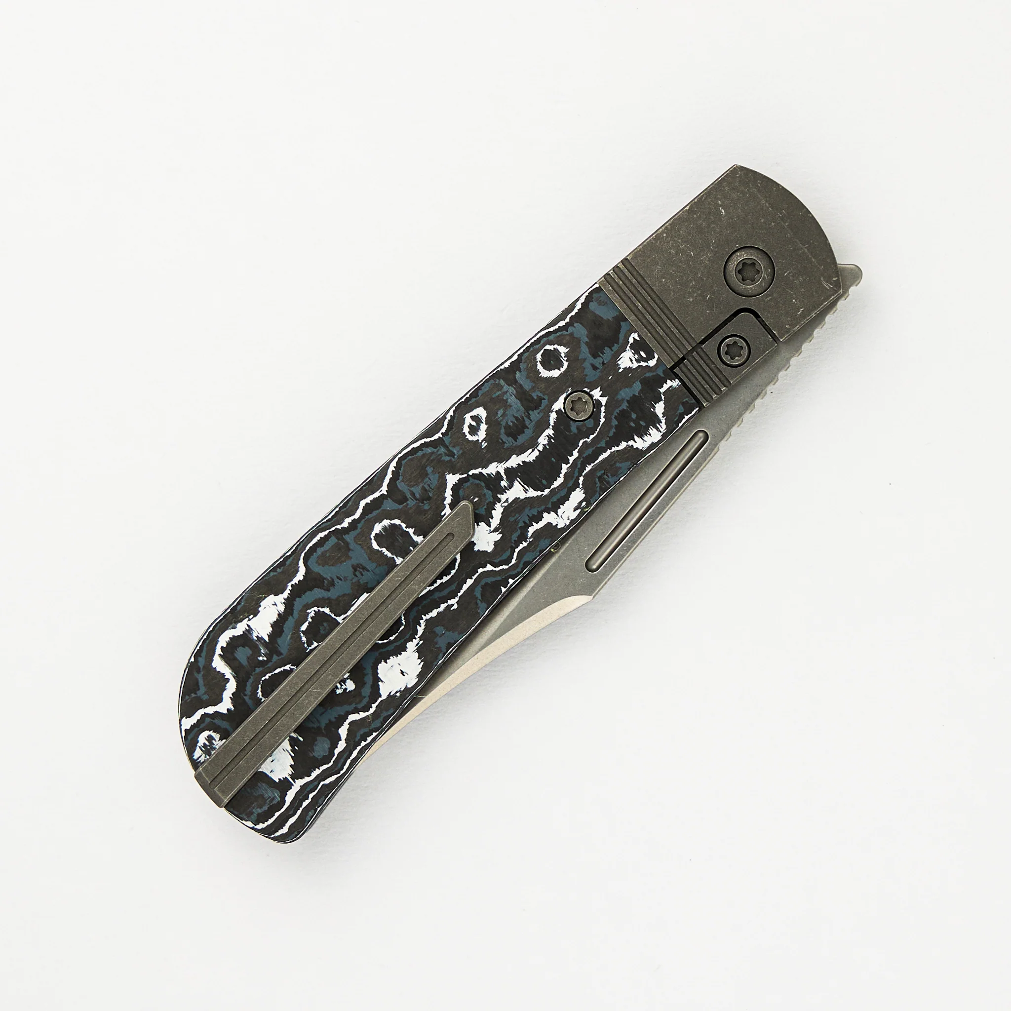 The Benny - White Storm Fat Carbon Handle - Stonewash Lannys Clip Blade - Image 4