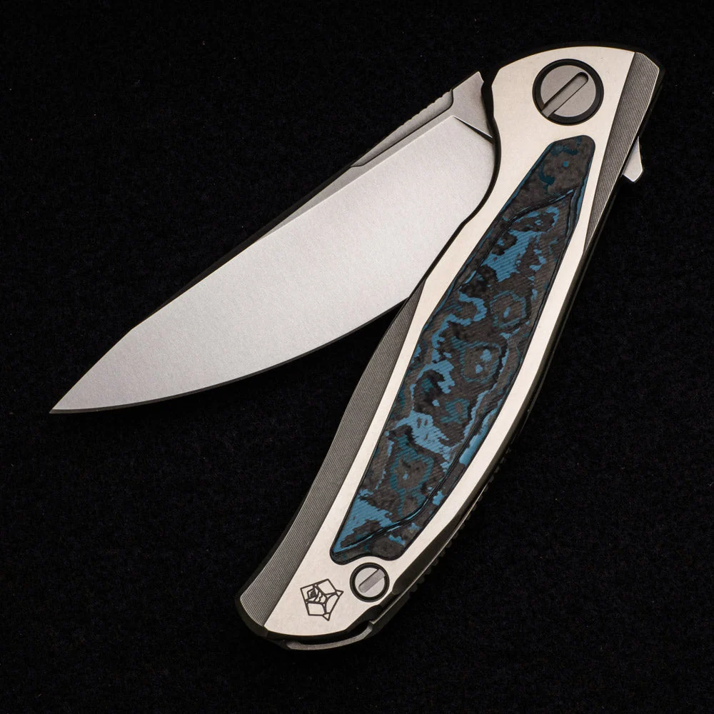 F95R NL – M390 BLADE – STONEWASHED TITANIUM HANDLE W- “ARCTIC STORM” CARBON FIBER INLAY- MRBS - Image 3
