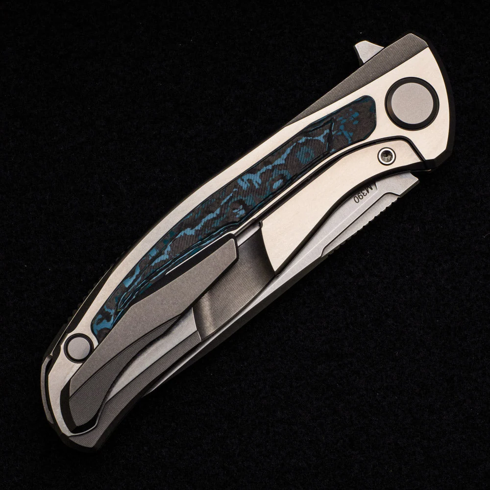 F95R NL – M390 BLADE – STONEWASHED TITANIUM HANDLE W- “ARCTIC STORM” CARBON FIBER INLAY- MRBS - Image 5