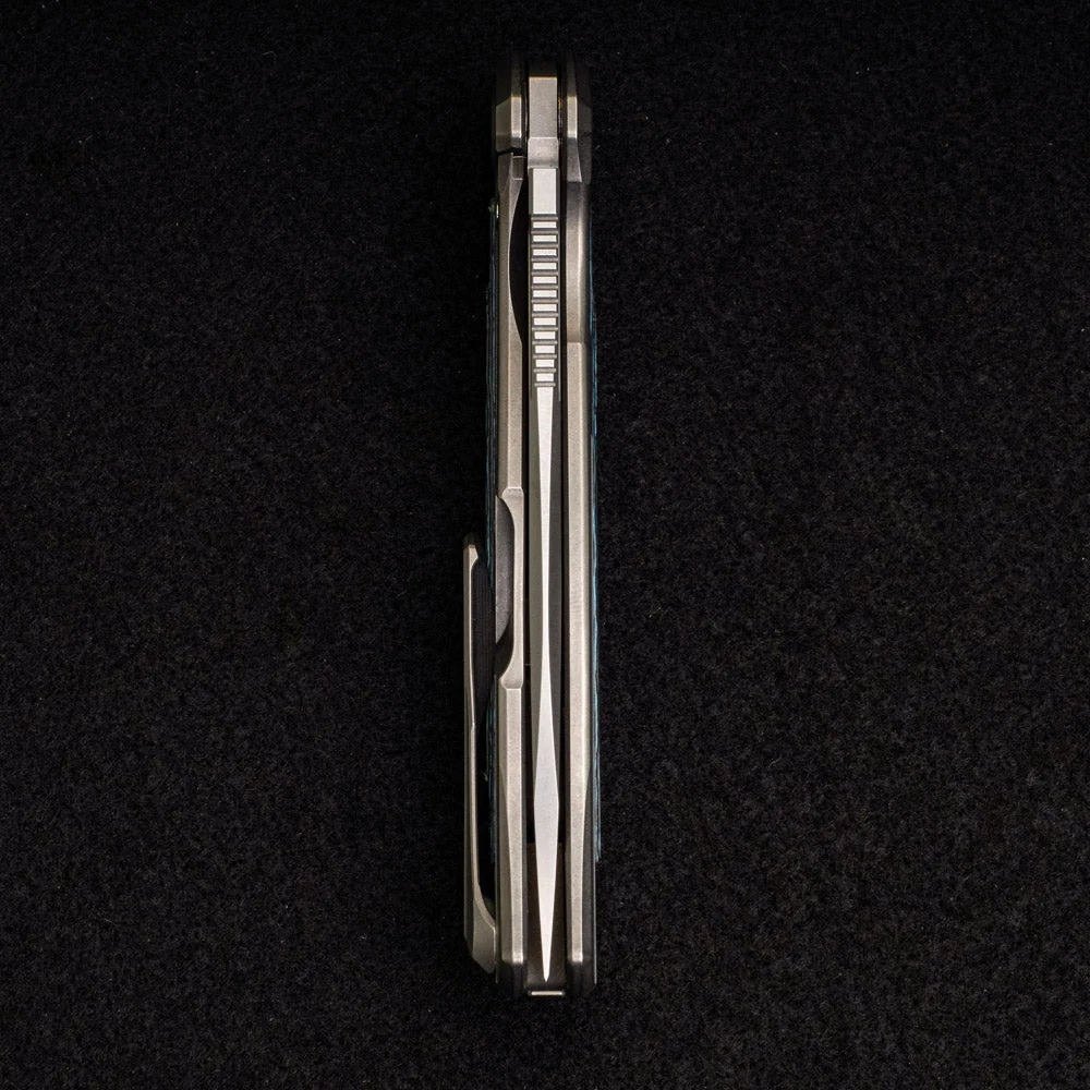 F95R NL – M390 BLADE – STONEWASHED TITANIUM HANDLE W- “ARCTIC STORM” CARBON FIBER INLAY- MRBS - Image 6