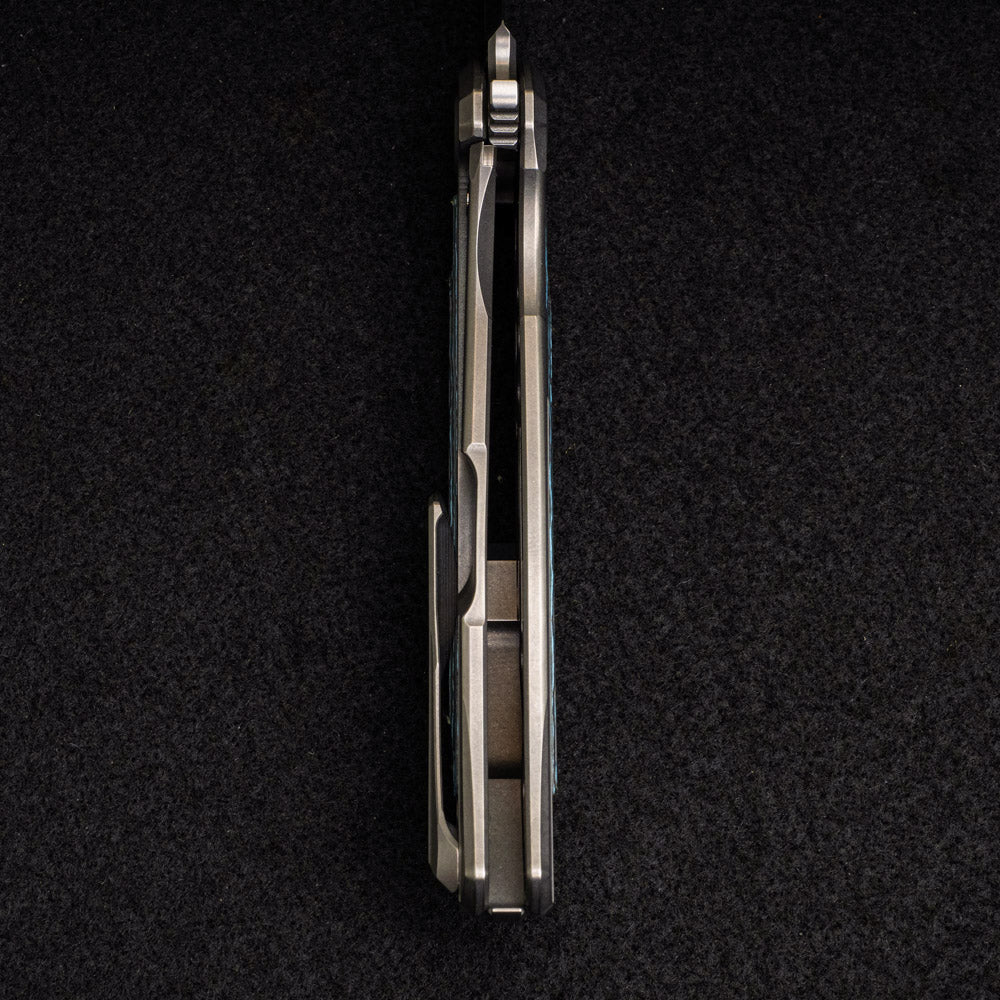 F95R NL – M390 BLADE – STONEWASHED TITANIUM HANDLE W- “ARCTIC STORM” CARBON FIBER INLAY- MRBS - Image 7