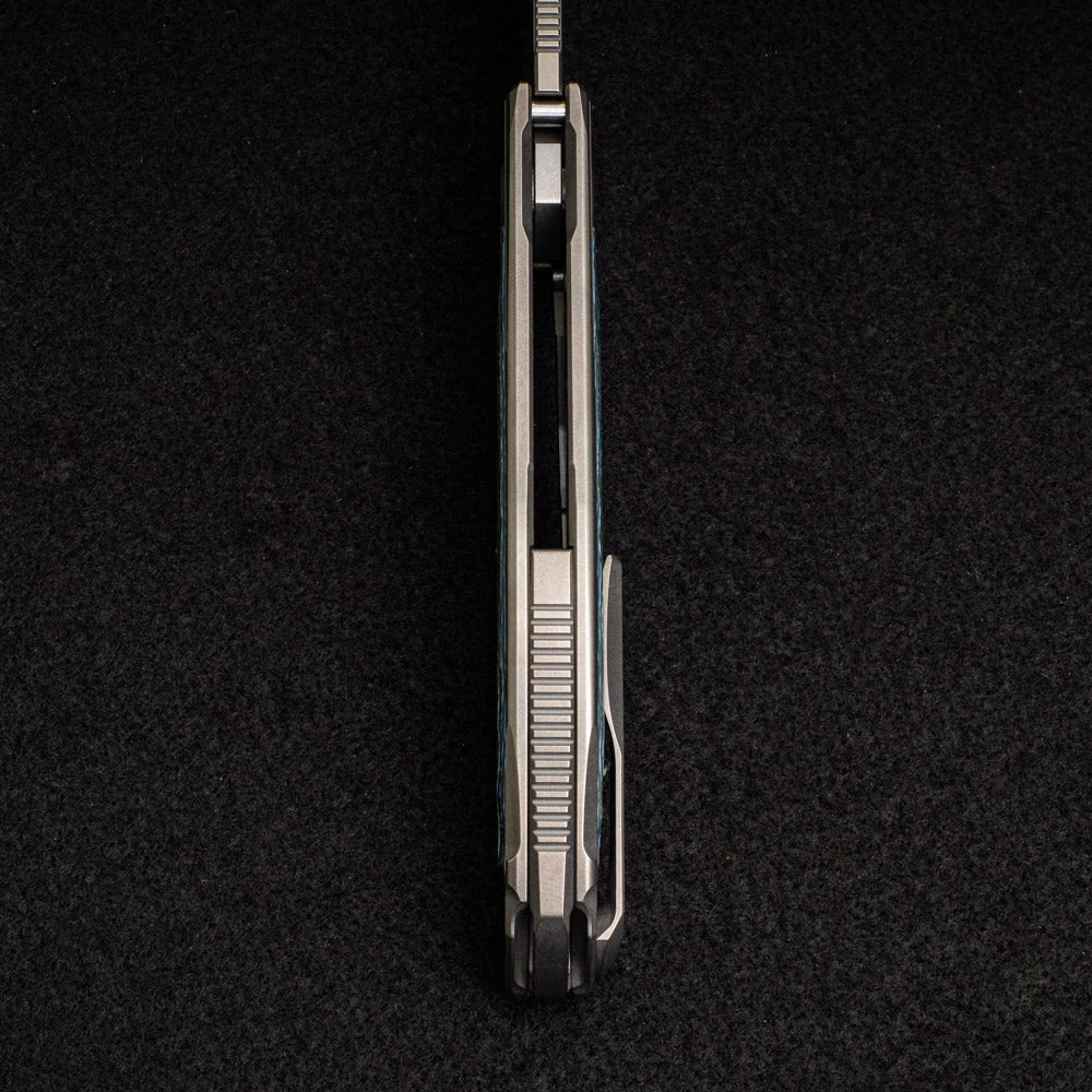 F95R NL – M390 BLADE – STONEWASHED TITANIUM HANDLE W- “ARCTIC STORM” CARBON FIBER INLAY- MRBS - Image 8