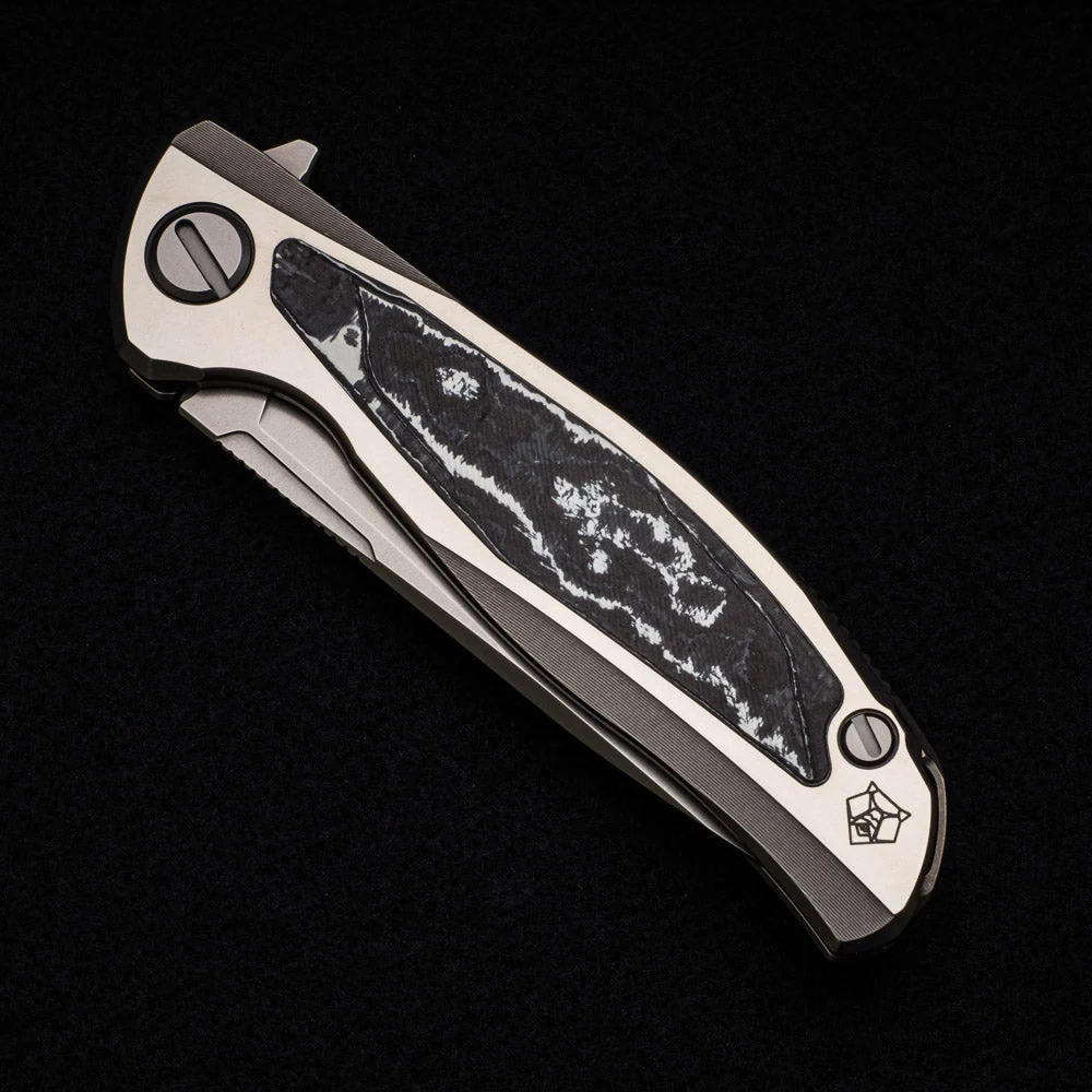 F95R NL – M390 BLADE – STONEWASHED TITANIUM HANDLE W- “WHITE STORM” CARBON FIBER INLAY- MRBS - Image 4