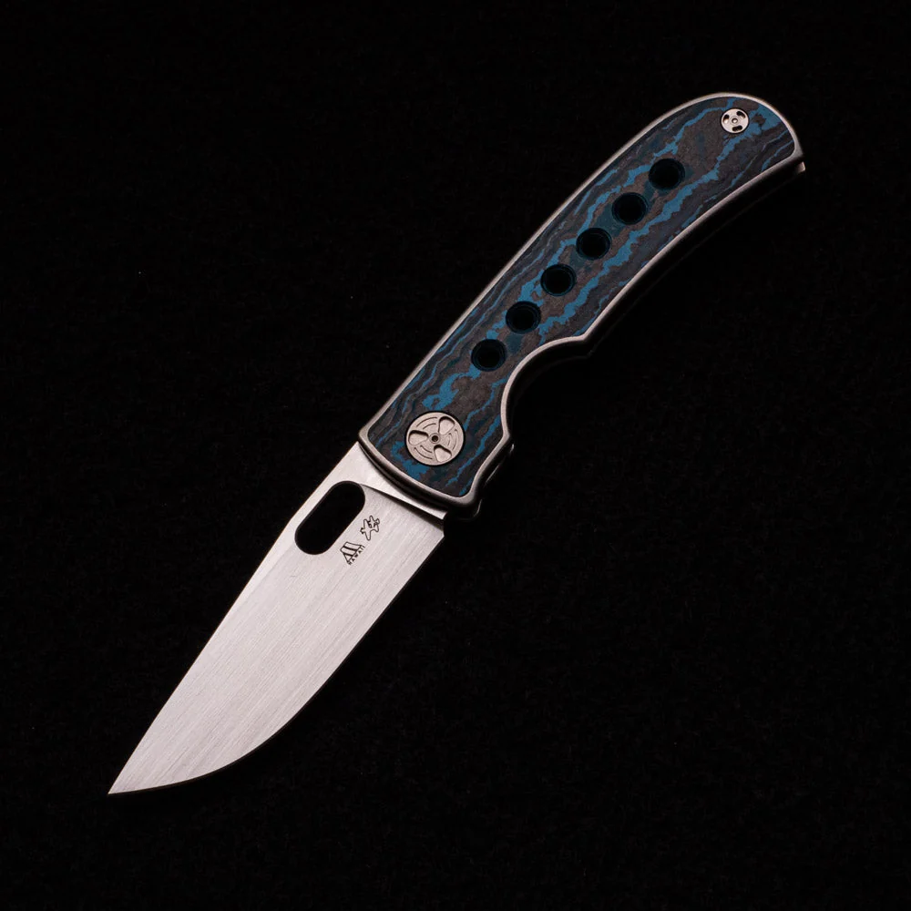 MTNT MACH 3 – HAND SATIN M390 – TITANIUM W- BLUE FAT CARBON INLAY